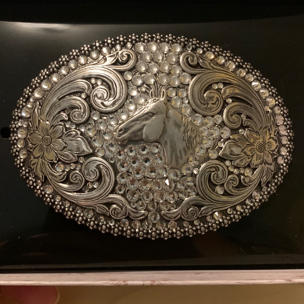Horse head belt buckle